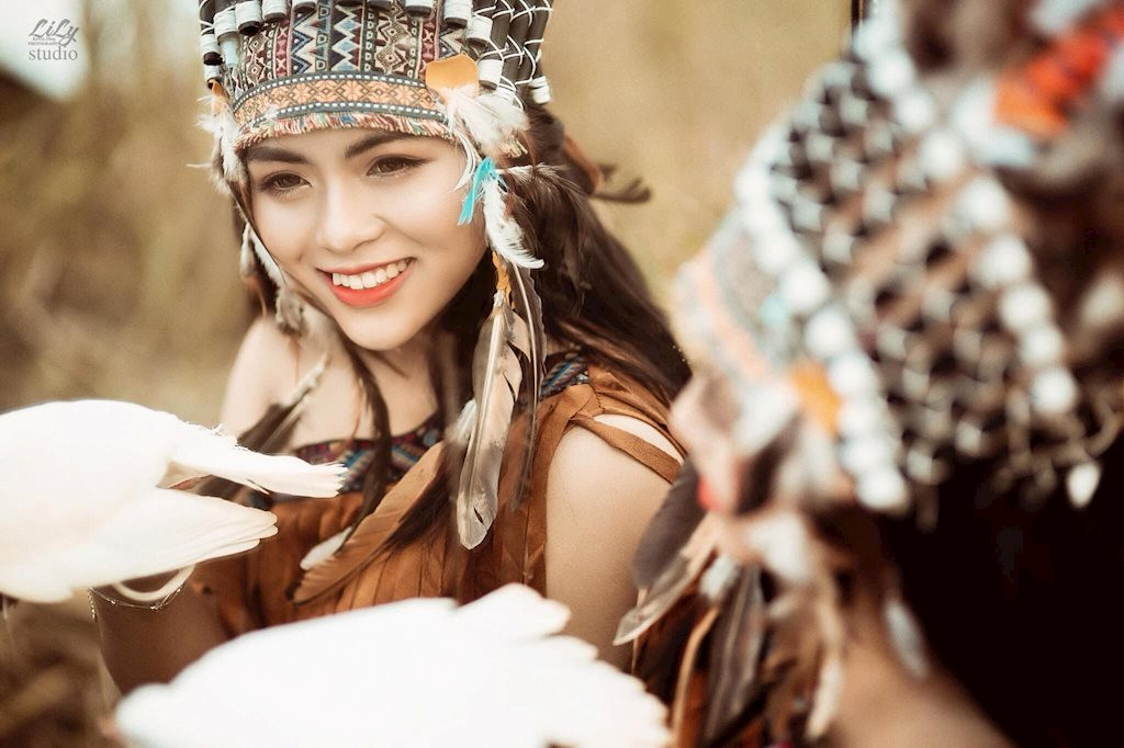 Cô nàng Thổ dân 10X chia sẻ: “Bộ ảnh được thực hiện trong lần mới nhất mình về thăm nhà. Mộc Châu mình là vùng đất thiên nhiên trời ban mà, nên chỉ cần giơ máy ra là có “một chùm” ảnh sống ảo đầy nghệ thuật ngay."