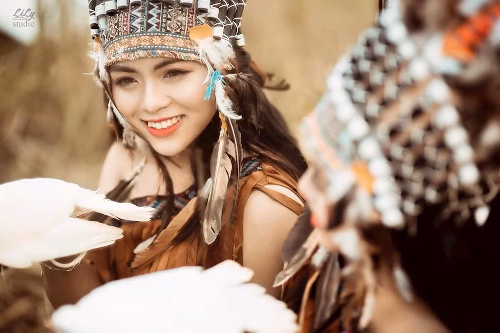 Cô nàng Thổ dân 10X chia sẻ: “Bộ ảnh được thực hiện trong lần mới nhất mình về thăm nhà. Mộc Châu mình là vùng đất thiên nhiên trời ban mà, nên chỉ cần giơ máy ra là có “một chùm” ảnh sống ảo đầy nghệ thuật ngay."