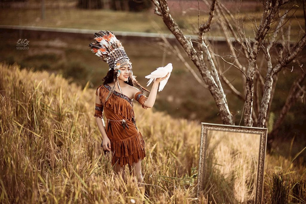 "Chụp thời trang bình thường thì mình chụp nhiều rồi, nên lần này mình muốn phá cách một chút với phong cách mộc mạc, dân dã của cô gái thổ dân.”.