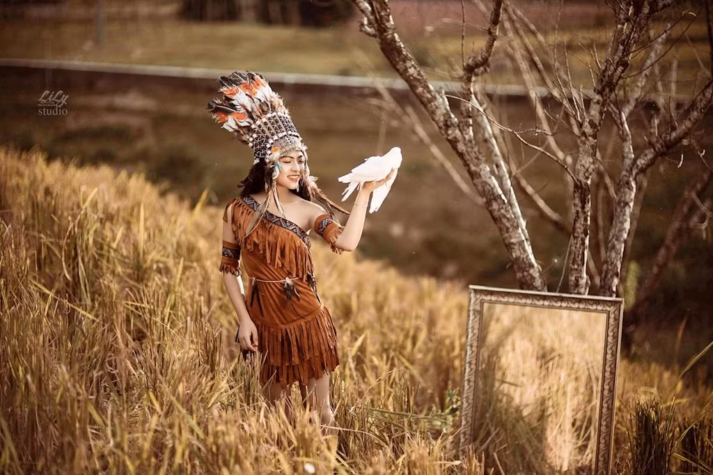 "Chụp thời trang bình thường thì mình chụp nhiều rồi, nên lần này mình muốn phá cách một chút với phong cách mộc mạc, dân dã của cô gái thổ dân.”.