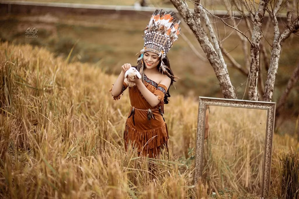 Quỳnh Trang tự do thả dáng giữa rừng núi Tây Bắc cùng với bạn diễn của mình, là một chú bồ câu trắng muốt rất đáng yêu.