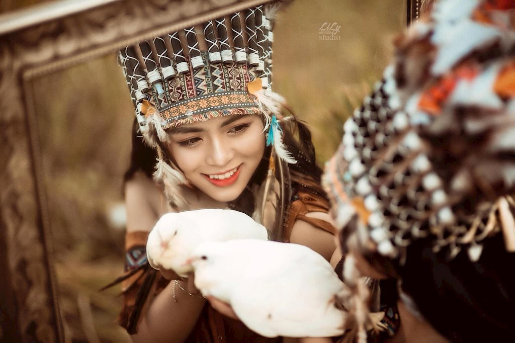 Hot girl 10X Sở hữu gương mặt thanh thoát, nụ cười tỏa nắng, Quỳnh Trang đã khiến cư dân mạng say đắm trong bộ ảnh “Thổ dân” của mình.