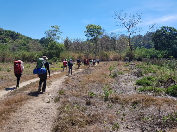 Bạn có thể di chuyển đến chân cầu La Ngâu vào buổi tối hôm trước, để hôm sau chuẩn bị lương thực và xuất phát trekking vào Hồ Tiên. Có nhiều cung đường cho bạn lựa chọn. Nếu muốn đoạn đường đi bộ ngắn, bạn có thể chạy xe gắn máy để vượt qua những đoạn dốc nhỏ, các chặng đường đất dài, thi thoảng lại băng qua những con kênh cạn.