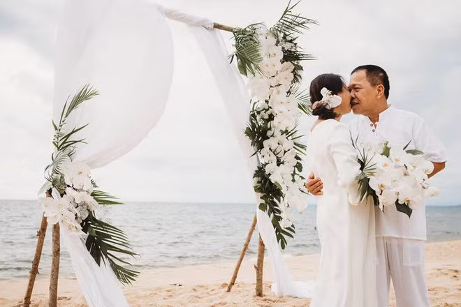 Bộ ảnh cưới lãng mạn đã nhanh chóng gây sự chú ý với cộng đồng mạng vì quá đỗi đáng yêu và hạnh phúc.