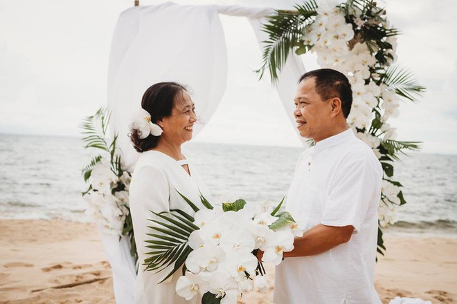 Nhân một chuyến du lịch 2 cô con gái đã tạo bất ngờ cho bố mẹ bằng một bộ ảnh này. "Cô dâu, chú rể" là chú Hoài Nam và cô Bích Diệp ở tuổi U50, hiện đang sinh sống tại Hà Giang.