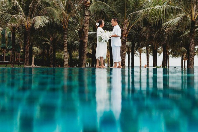 Để bộ ảnh cưới tự nhiên nhất Trang quyết định không trang điểm cho mẹ, chỉ tô chút son môi. Tóc của cô Diệp vẫn cặp gọn phía sau chỉ cài một bông hoa lan tạo điểm nhấn