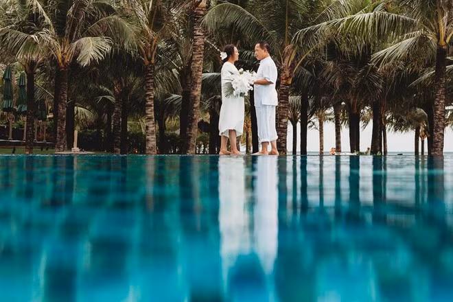 Để bộ ảnh cưới tự nhiên nhất Trang quyết định không trang điểm cho mẹ, chỉ tô chút son môi. Tóc của cô Diệp vẫn cặp gọn phía sau chỉ cài một bông hoa lan tạo điểm nhấn