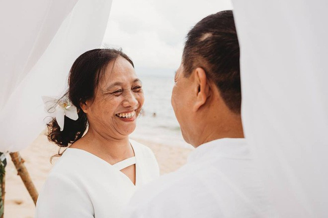 Vì tự tay làm mọi thứ, nên bộ ảnh cưới xinh đẹp này chỉ có giá 7 triệu đồng nhưng niềm hạnh phúc của bố mẹ thì thật sự là vô giá với chính người trong cuộc và cả 2 cô con gái.