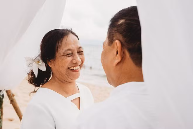 Vì tự tay làm mọi thứ, nên bộ ảnh cưới xinh đẹp này chỉ có giá 7 triệu đồng nhưng niềm hạnh phúc của bố mẹ thì thật sự là vô giá với chính người trong cuộc và cả 2 cô con gái.