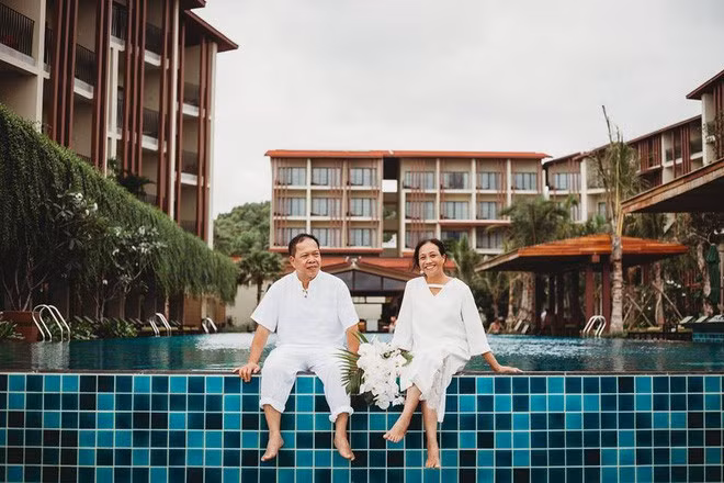 Trang phục là phần mất thời gian suy nghĩ và chọn lựa nhất, vì tạo yếu tố bất ngờ nên phần trang phục 2 nhân vật chính không được thử trước, đều do con gái áng chừng để mua.