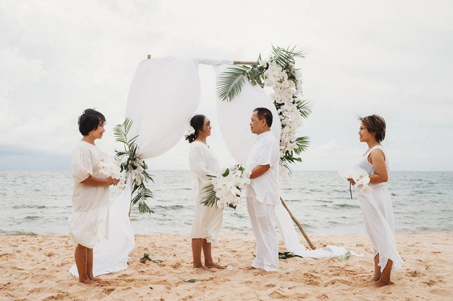 Toàn bộ khung cảnh lãng mạn này đều là "cây nhà lá vườn", con rể dựng khung gỗ trên bãi biển, Trang và Nhung tự cắm hoa và hoàn thiện cổng hoa trong gần 2 tiếng.