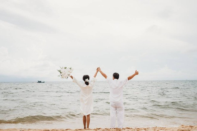 Hai cô gái chia sẻ: "Thuyết phục bố mẹ chụp ảnh đã khó, lại chụp ảnh cưới , thể hiện tình cảm trước ống kính và người lạ mặt lại càng khó hơn. Ngoài việc phải làm công tác tư tưởng từ trước, trò chuyện nhiều lần, đưa cho bố mẹ xem vài bộ ảnh đã được chụp trên mạng việc lên concept, chọn trang phục, tìm thợ chụp ảnh cũng phải chuẩn bị rất kỹ lưỡng".