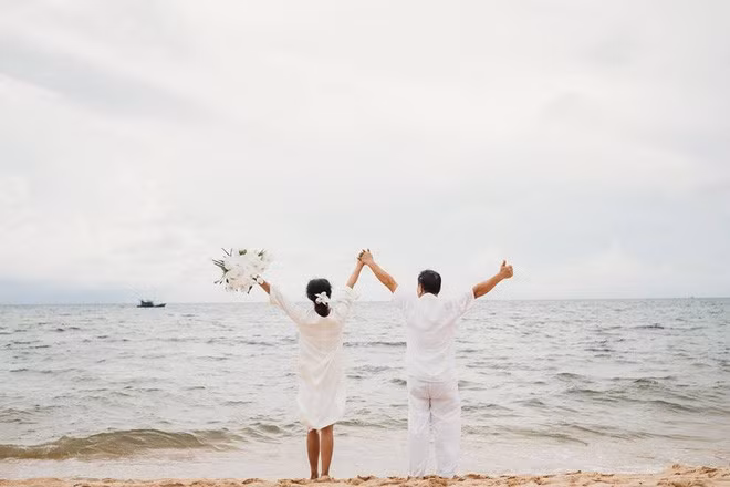 Hai cô gái chia sẻ: "Thuyết phục bố mẹ chụp ảnh đã khó, lại chụp ảnh cưới , thể hiện tình cảm trước ống kính và người lạ mặt lại càng khó hơn. Ngoài việc phải làm công tác tư tưởng từ trước, trò chuyện nhiều lần, đưa cho bố mẹ xem vài bộ ảnh đã được chụp trên mạng việc lên concept, chọn trang phục, tìm thợ chụp ảnh cũng phải chuẩn bị rất kỹ lưỡng".