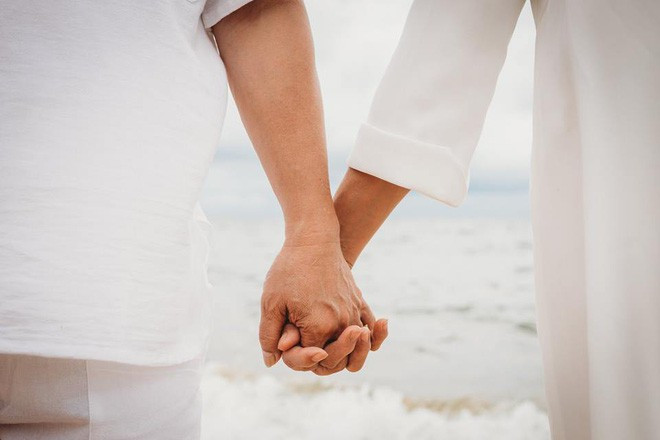 Không chỉ hai cô con gái ngưỡng mộ với tình yêu của bố mẹ dành cho nhau mà bất cứ ai sau khi xem bộ ảnh cưới này cũng mong rằng cuộc đời mình cũng sẽ tìm được một người mà có thể cùng nhau nắm tay đến tận cuối đời.