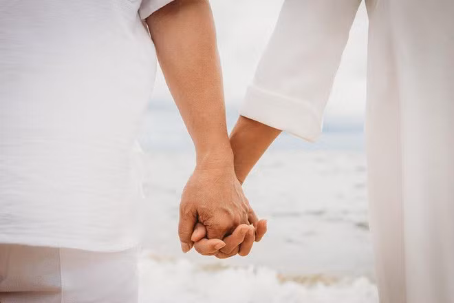 Không chỉ hai cô con gái ngưỡng mộ với tình yêu của bố mẹ dành cho nhau mà bất cứ ai sau khi xem bộ ảnh cưới này cũng mong rằng cuộc đời mình cũng sẽ tìm được một người mà có thể cùng nhau nắm tay đến tận cuối đời.