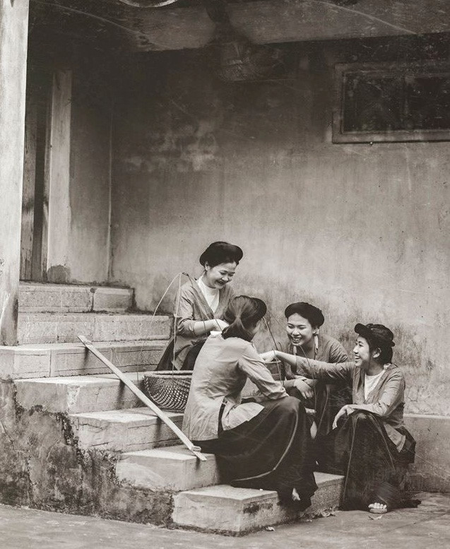 Bộ ảnh kỷ yếu ấn tượng mang tên "Nữ nhi quốc" của học sinh lớp 12A6, trường THPT Lý Thái Tổ (Từ Sơn, Bắc Ninh), lấy cảm hứng từ hình ảnh nữ giới từ những năm 1910 đến nay, tái hiện quá trình thay đổi của trang phục, phong cách ăn mặc, trang điểm của phụ nữ Việt Nam trong những thời kỳ đã qua.