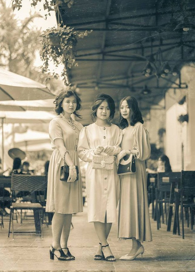 39 cô gái xinh đẹp, đến từ lớp chuyên Văn nên không khó để hóa thân vào các thiếu nữ trong những năm tháng lịch sử.