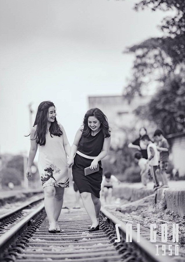 Trang phục là phần đặc biệt nhất của bộ ảnh kỷ yếu, nên các thành viên trong lớp đều cùng nhau cố gắng để làm lên được những bức ảnh chất lượng nhất. Các bạn ngoài đi thuê ở các cửa hàng, còn mượn từ mẹ, họ hàng hàng xóm để phù hợp với từng bối cảnh.