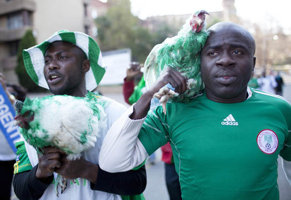 Người hâm mộ Nigeria mang gà đi cổ vũ trong World Cup 2010