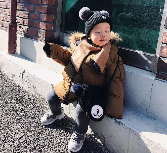 Cậu bé "phiên bản cute nhí" này là Khoai Tây, con trai của hot girl Ly cute. Những khoảnh khắc ngộ nghĩnh của bé Khoai Tây mỗi lần xuất hiện nhận được rất nhiều lượt like và chia sẻ trên trang cá nhân của mami.