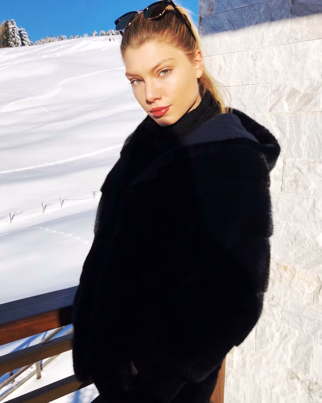 Sở hữu đôi mắt xanh cùng mái tóc vàng quyến rũ như búp bê Barbie, Dina nhận được nhiều hợp đồng quảng cáo.