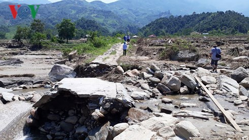 Để tiếp cận các bản còn bị cô lập, các đoàn công tác, cứu trợ phải lội suối, vượt đèo đi đường vòng.