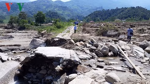 Để tiếp cận các bản còn bị cô lập, các đoàn công tác, cứu trợ phải lội suối, vượt đèo đi đường vòng.