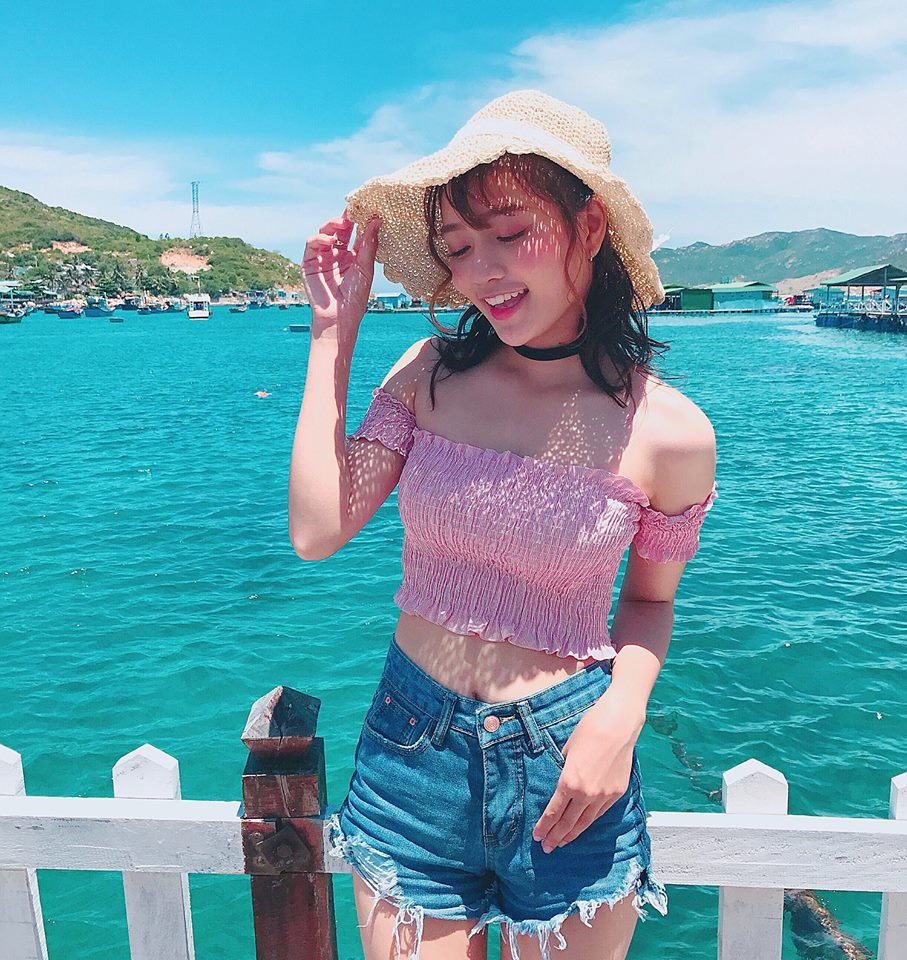 Bén duyên với điện ảnh là vậy, nhưng ít ai biết được, cô nàng xuất thân trong một gia đình không có ai theo nghệ thuật. Năm học lớp 9, biến cố lớn xảy ra khi cha cô mắc bệnh hiểm nghèo và qua đời.