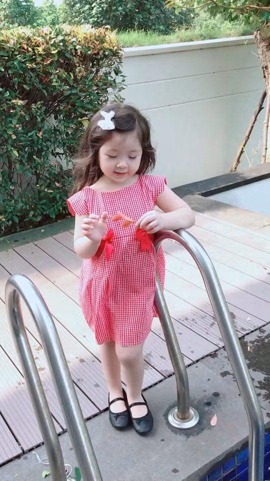 Ngay từ khi Hot girl Elly Trần công khai hình ảnh đầu tiên của Cadie thì nhất cử nhất động của "em bé hot nhất mạng xã hội" luôn được quan tâm. Thậm chí, các fan còn đùa rằng, Cadie Mộc Trà nổi tiếng hơn cả mẹ. Nàng như một công chúa bước ra từ xứ sở thần tiên.