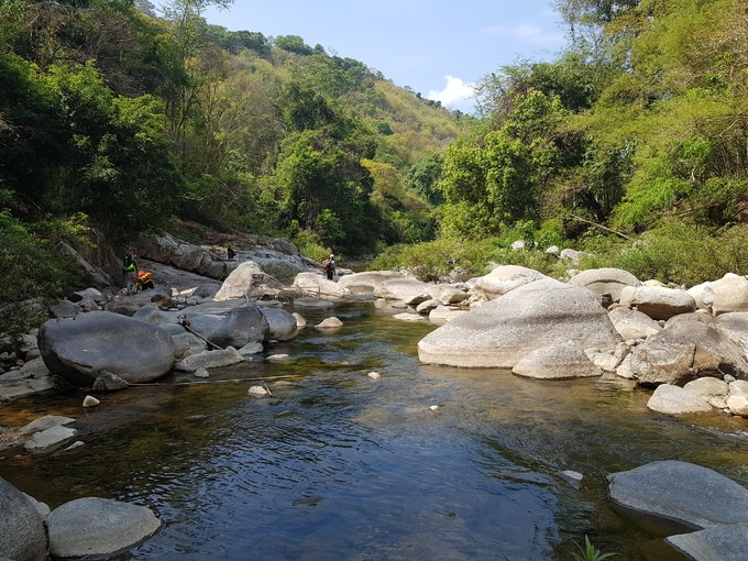 Đường trở về theo con suối có nhiều bãi đá đẹp hút hồn, với những tảng đá ở giữa suối tạo nên khung cảnh yên bình. Có dịp khám phá những cảnh thiên nhiên đẹp như vậy, sau mỗi lần đến, bạn hãy nhớ dọn dẹp rác của mình trước khi quay về. 