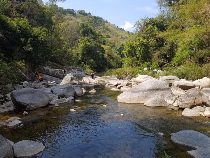 Đường trở về theo con suối có nhiều bãi đá đẹp hút hồn, với những tảng đá ở giữa suối tạo nên khung cảnh yên bình. Có dịp khám phá những cảnh thiên nhiên đẹp như vậy, sau mỗi lần đến, bạn hãy nhớ dọn dẹp rác của mình trước khi quay về. 