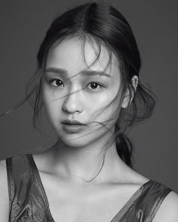 Trước đó, Son Yeon Jae thường xuất hiện trên các trang báo, tạp chí với tư cách người mẫu ảnh. Không phải thi đấu, Son Yeon Jae có nhiều thời gian để tham gia quảng cáo, chụp ảnh cùng các sự kiện khác. Cô hiện đại diện cho rất nhiều nhãn hàng tại Hàn Quốc.