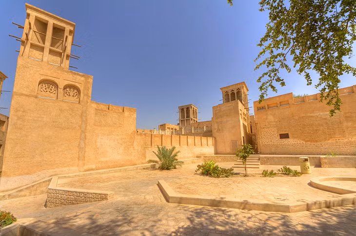 Nằm tại Dubai, Phố cổ Bastakia là một trong những dấu ấn cổ xưa nhất còn sót lại ở thủ đô hiện đại của đất nước này. Khu phố cổ này có diện tích khá nhỏ và sở hữu kiến trúc rất thô sơ, gợi nhớ lại quá khứ của UAE trước khi những toà nhà chọc trời mọc lên như nấm.