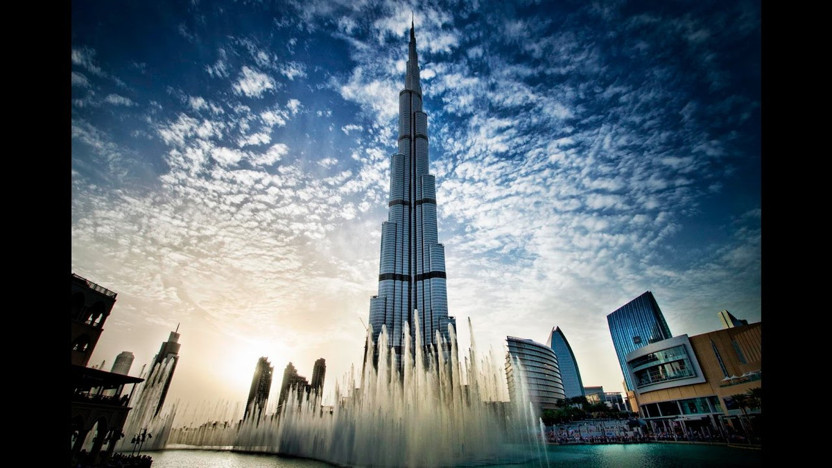 Đài quan sát của toà nhà này được đặt trên tầng cao nhất cũng là đài quan sát cao nhất của thế giới, đây là điểm đến ưa thích nhất của khách du lịch với tầm nhìn bao trọn toàn bộ Dubai và thậm chí còn sửng sốt hơn nữa nếu du khách được chiêm ngưỡng cảnh Dubai lên đèn vào buổi tối.