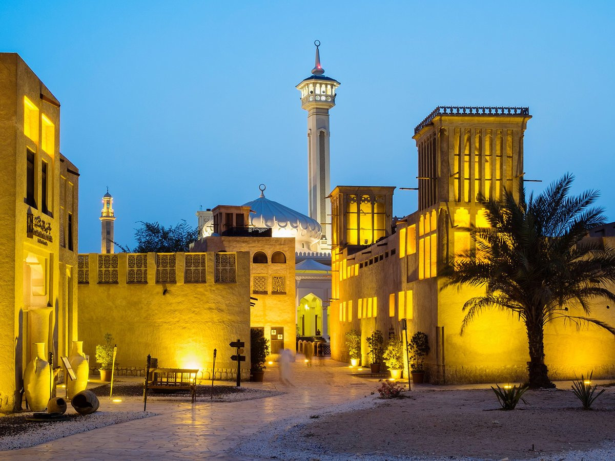 Cùng với các nhà thờ Hồi giáo, Phố cổ Bastakia được coi là một trong những công trình cổ xưa mang dấu ấn kiến trúc Hồi giáo đậm nét nhất mà UAE hiện còn bảo tồn được.