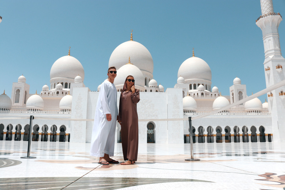 Nội thất của Sheikh Zayed được làm chủ yếu bằng vàng, cửa sổ kính theo phong cách Hồi giáo và đá cẩm thạch sẽ tạo nên một bức tranh tương phản đầy màu sắc đủ khiến bất cứ ai cũng phải sững sờ.