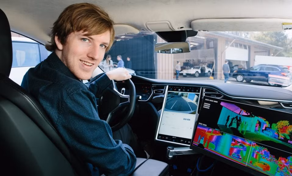 Thay vì mức hoa hồng lên tới 2-3% của những công ty môi giới bất động sản bình thường, Doorsteps chỉ thu chủ nhà 99 bảng Anh phí dịch vụ. Nhờ cách làm mới mẻ, 9X đã bán được ngôi nhà đầu tiên ngay trong khi đang học A-levels. Hiện nay, công ty của Akshay Ruparelia được ví như "Uber của giới bất động sản". Ảnh: Little Things.