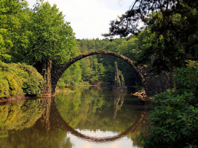 Du khách có cảm giác như đang trên đường bán linh hồn khi di chuyển dưới cây cầu Rakotz ở vùng Kromlau. Công trình cổ đại này có biệt danh là “ cây cầu tử thần”. Khi in bóng trên mặt nước, cấu trúc có hình tròn hoàn hảo. Du khách có cảm giác như đang trên đường bán linh hồn khi di chuyển dưới cây cầu Rakotz ở vùng Kromlau. Công trình cổ đại này có biệt danh là “ cây cầu tử thần”. Khi in bóng trên mặt nước, cấu trúc có hình tròn hoàn hảo.