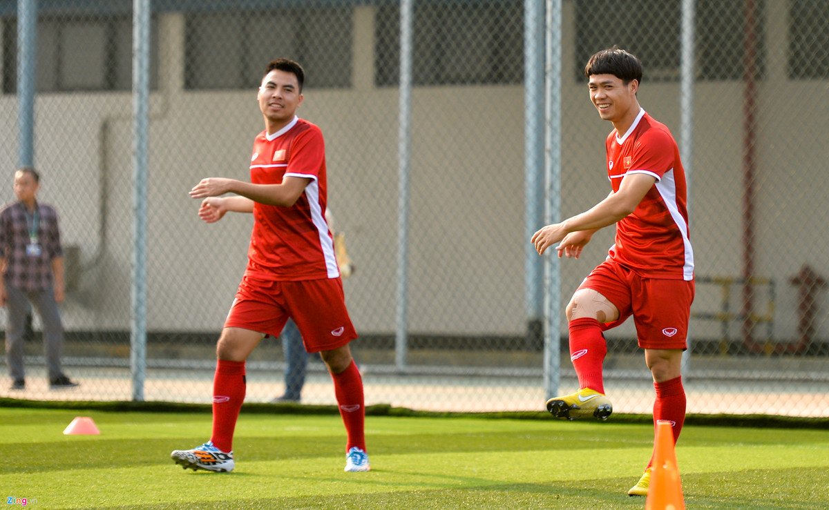 Công Phượng tỏ ra thoải mái trong lúc khởi động. Trong nửa tháng qua, tuy đã hồi phục chấn thương, cầu thủ HAGL vẫn liên tục băng bó ở đầu gối.