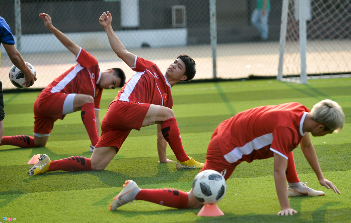 Tuy vậy, sân được thiết kế cho 7 người, chỉ dành cho đá phủi nên khá chật chội với đội hình 20 cầu thủ của Olympic Việt Nam.