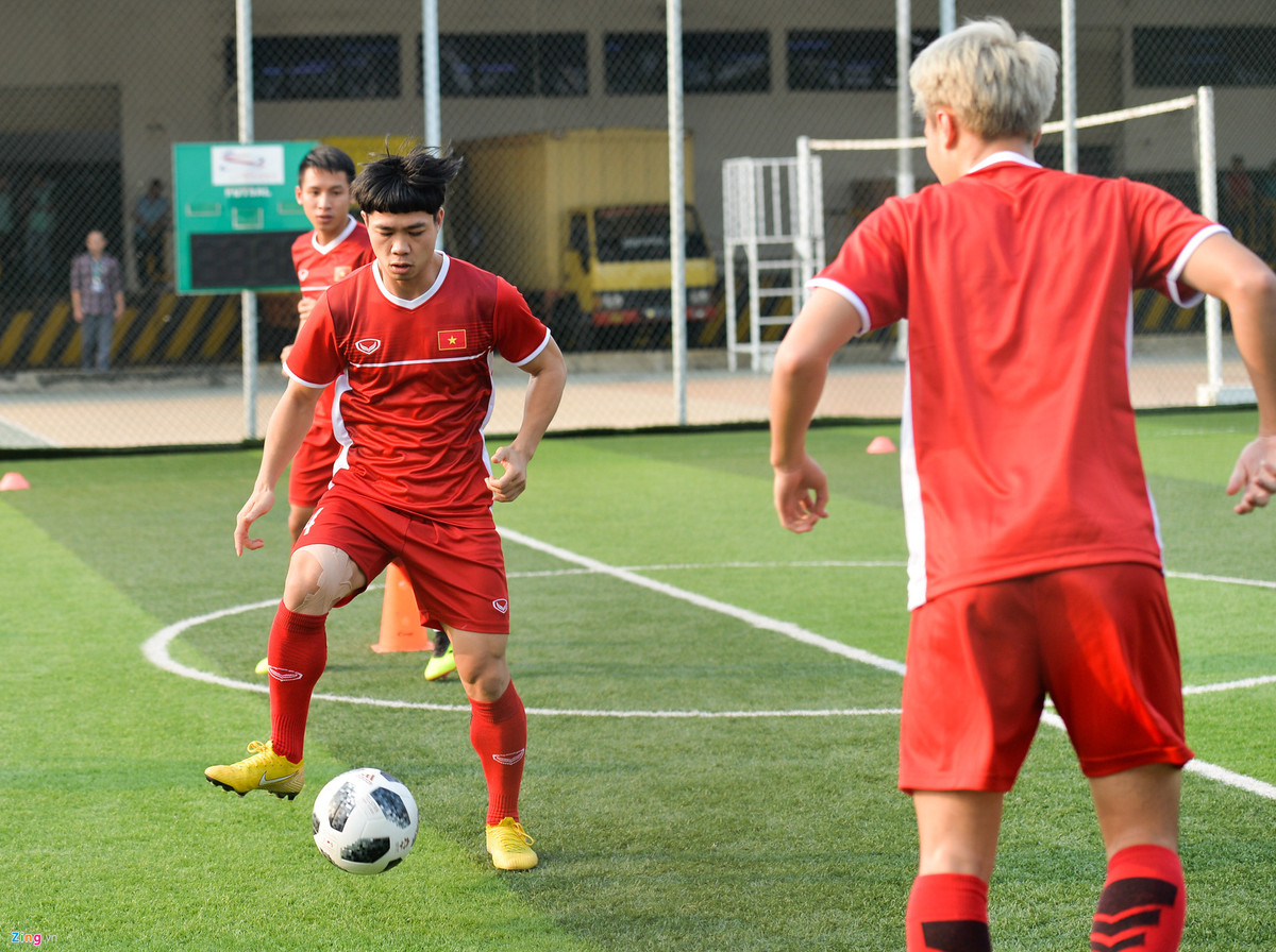 Sau 30 phút khởi động, Olympic Việt Nam chuyển sang tập chiến thuật. Buổi tập kết thúc sau 80 phút. 16h hôm nay (14/8), Olympic Việt Nam sẽ có trận ra quân tại ASIAD 2018 gặp Olympic Pakistan.