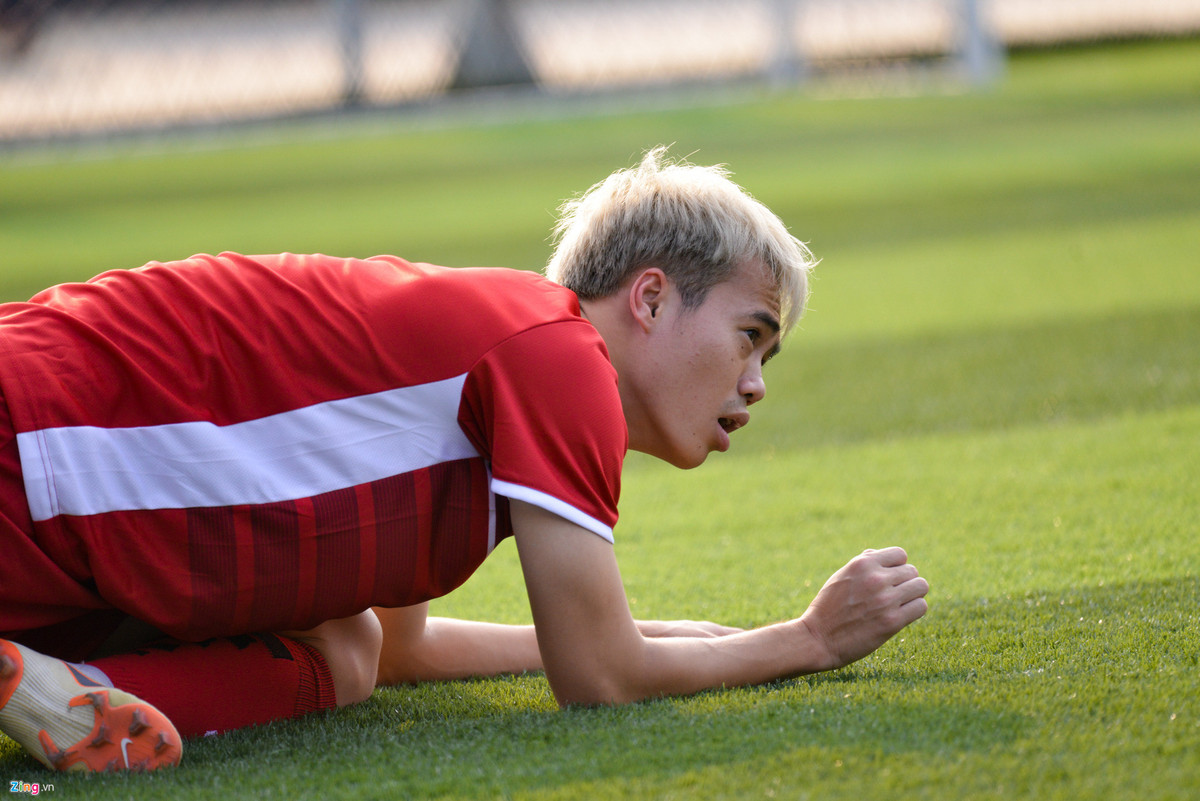 Văn Toàn cùng các đồng đội thực hiện động tác giãn cơ. Hôm nay, Olympic Việt Nam không tập thể lực mà chỉ khởi động và tập chiến thuật.