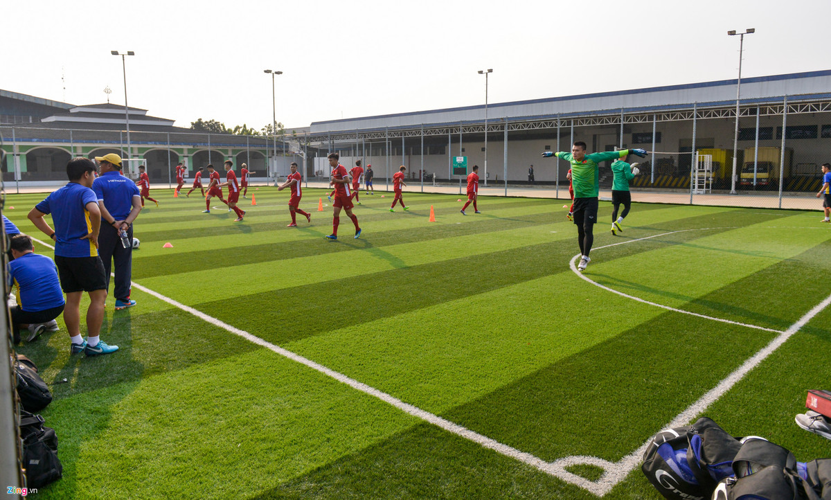 Chất lượng mặt cỏ quá kém. Cỏ vàng úa, nên ông đưa cả đội vào sân cỏ nhân tạo gần đó để khởi động.