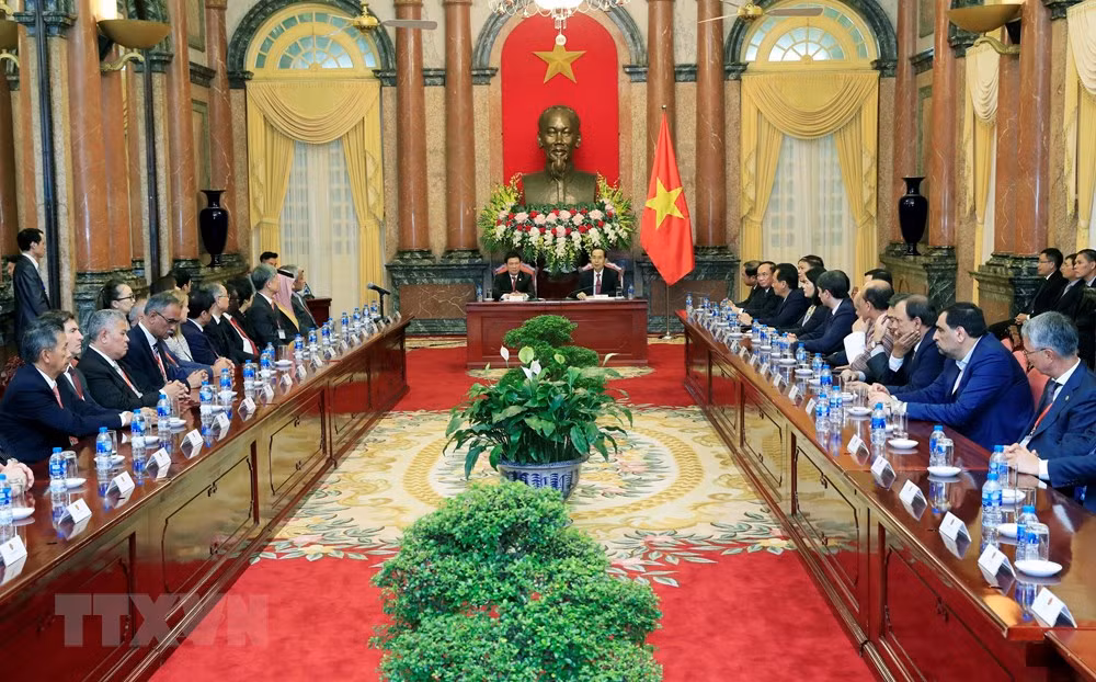 Chiều 19/9, tại Phủ Chủ tịch, Chủ tịch nước Trần Đại Quang tiếp Trưởng đoàn các Cơ quan Kiểm toán tối cao châu Á nhân dịp tham dự Đại hội Tổ chức các Cơ quan Kiểm toán tối cao châu Á (ASOSAI) lần thứ 14. (Ảnh: TTXVN)