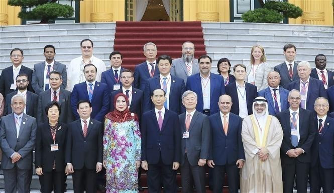 Chủ tịch nước Trần Đại Quang chụp ảnh lưu niệm với các Trưởng đoàn các Cơ quan Kiểm toán tối cao châu Á nhân dịp tham dự Đại hội Tổ chức các Cơ quan Kiểm toán tối cao châu Á (ASOSAI) lần thứ 14. (Ảnh: TTXVN)