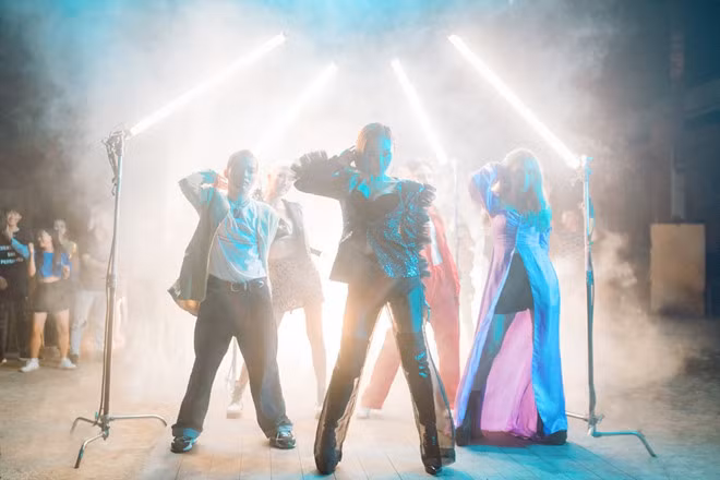 Dan mang phan ung bat ngo khi bi che song ao trong MV moi cua Toc Tien