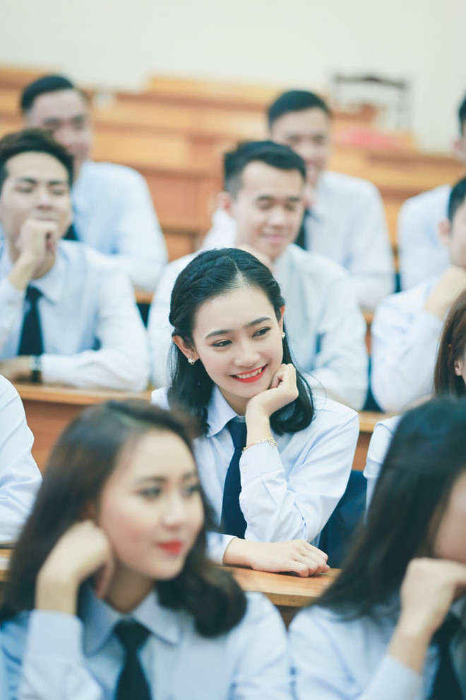 Tuy nhiên, trở thành người nổi tiếng không phải mong ước của Hoàng Anh. Cô từng chia sẻ với Zing.vn rằng chỉ muốn là sinh viên bình thường. Có lẽ vì lý do đó mà 9X sau này khá kín tiếng về cuộc sống và công việc của mình. Tuy nhiên, trở thành người nổi tiếng không phải mong ước của Hoàng Anh. Cô từng chia sẻ với Zing.vn rằng chỉ muốn là sinh viên bình thường. Có lẽ vì lý do đó mà 9X sau này khá kín tiếng về cuộc sống và công việc của mình.