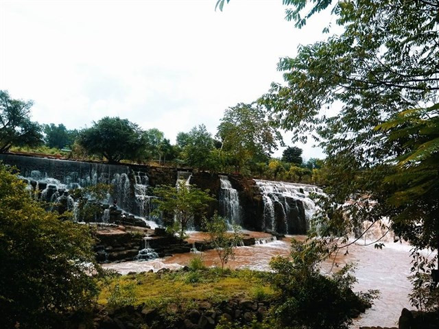 Mang đặc trưng của những dòng thác ở đồng bằng, cả ba dòng thác tại đây đều không cao, song vẫn khiến du khách đến, ngắm, nhìn và vui chơi. Trong đó, thú vị nhất là ngâm mình trong dòng chảy của nước. Cảm nhận sức nước đập vào vai, cổ hay ngụp lặn trong hồ nước mát lạnh dưới chân thác.