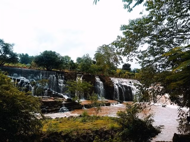 Mang đặc trưng của những dòng thác ở đồng bằng, cả ba dòng thác tại đây đều không cao, song vẫn khiến du khách đến, ngắm, nhìn và vui chơi. Trong đó, thú vị nhất là ngâm mình trong dòng chảy của nước. Cảm nhận sức nước đập vào vai, cổ hay ngụp lặn trong hồ nước mát lạnh dưới chân thác.