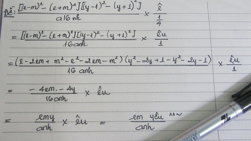 Nhắc đến toán, người ta nghĩ ngay đến những điều khô khan. Thậm chí mọi người còn ngầm hiểu: dân toán cứng nhắc chẳng thể nào thốt ra được những lời tỏ tình ngọt ngào bay bổng. Bằng sự kết hợp giữa toán học và tình yêu, bài toán rút gọn biểu thức đã khiến dân mạng thích thú bởi cho ra đáp số kỳ lạ: em yêu anh.